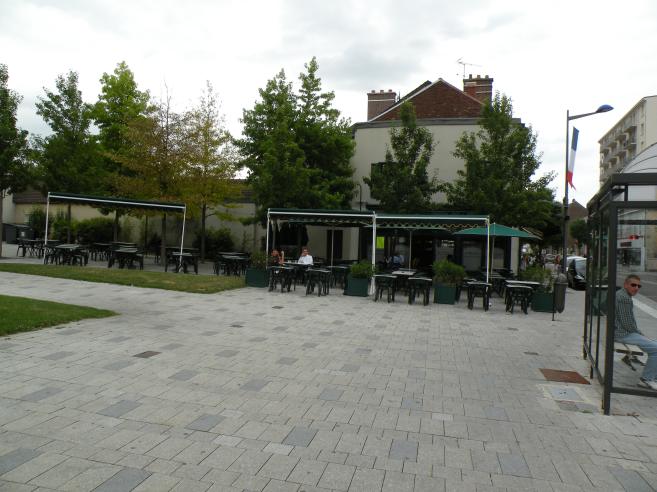 Terrasse de café sur la place, Ste-Savine
